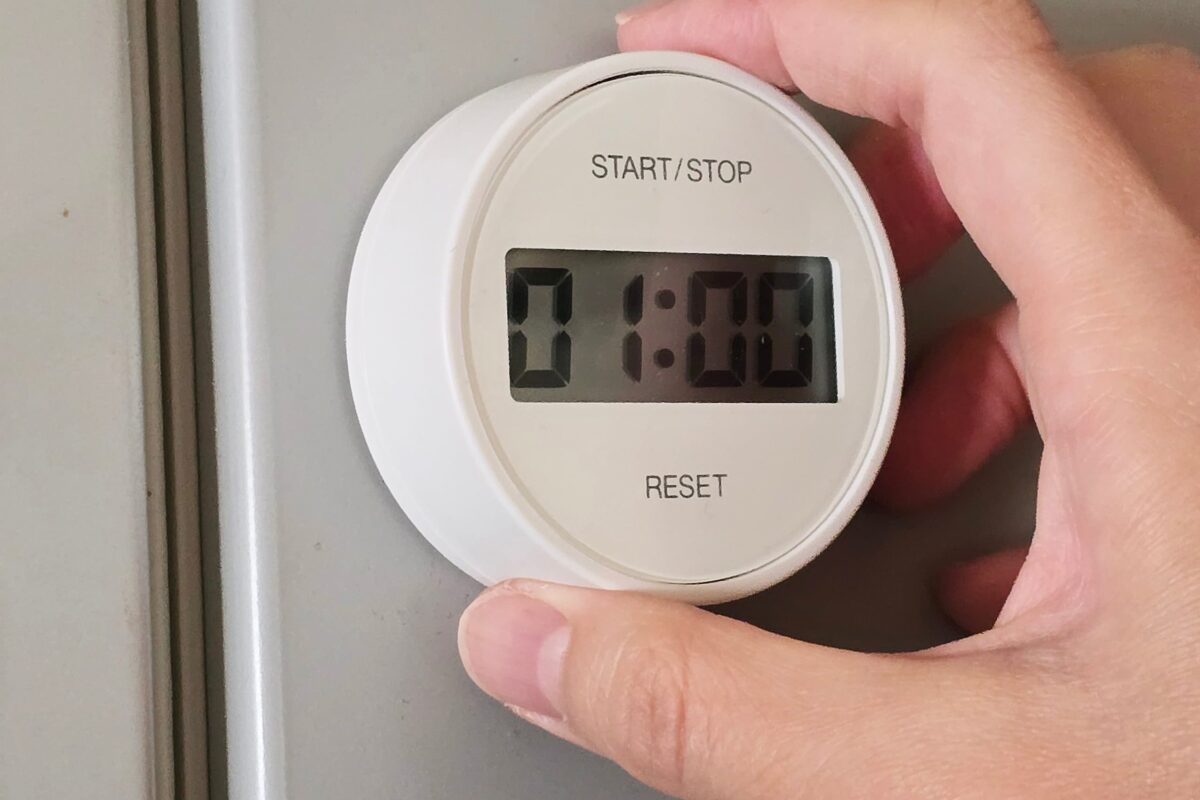 ダイヤル式キッチンタイマー・冷蔵庫回す