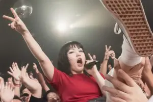 「触ったお前…」女性バンドボーカル、ライブ中の痴漢被害訴え　パフォーマンスめぐり賛否の声も