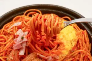 ローソン、またやりすぎ… 重さ711gの「狂気のナポリタン」が1人前の概念を壊してる