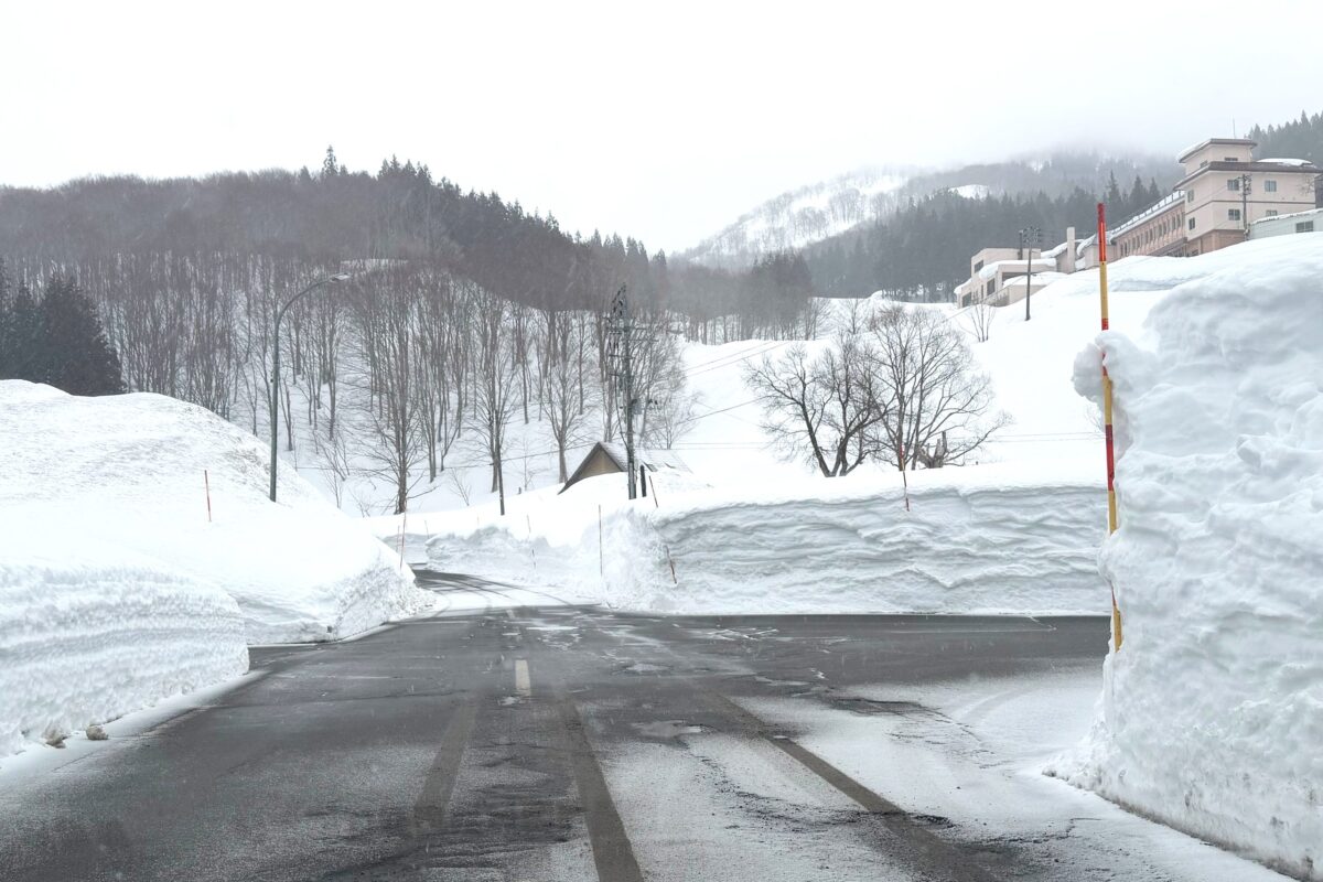 雪道・雪国・大雪・交差点