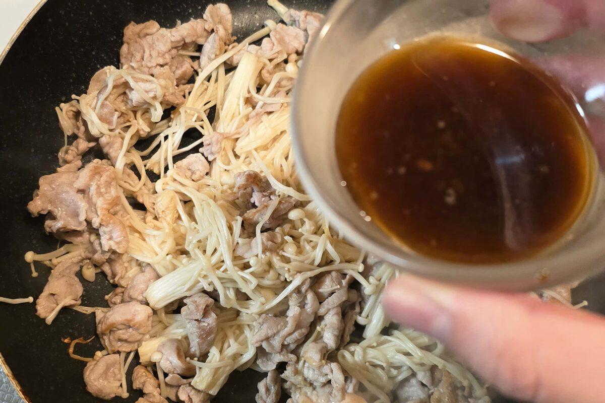 豚こまとえのきのオイポン炒め・加える