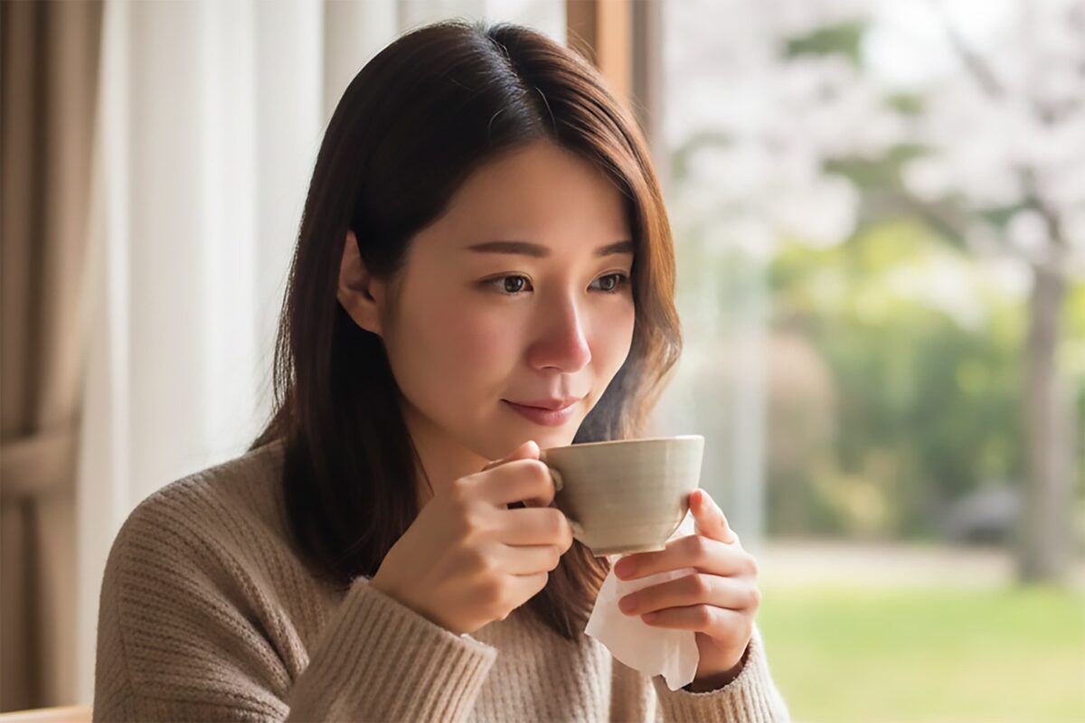 花粉症の女性がお茶を飲んでいるイメージ