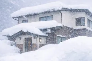 突然の暴風雪で「暖房ストップ」の大ピンチ　知らないとさらに危険“最悪の事態”に備えて…