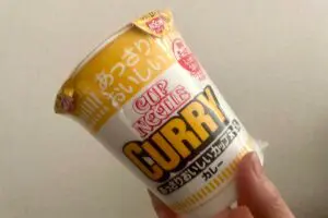 カップヌードルカレー、お湯入れ1分で“コレ”を投入…　驚くほど「蕎麦店のカレー味」に