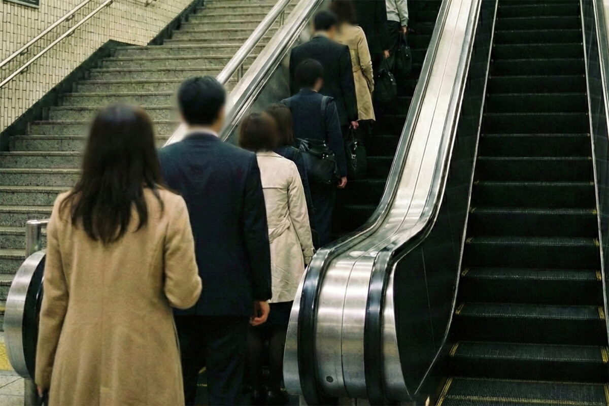 片側空けされたエスカレーター