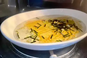 永谷園「お茶づけの素」で作る「和風ツナパスタ」がラクすぎ　レンチン一発で完成