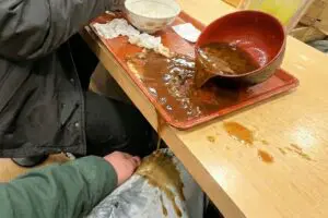 なか卯で隣のおっさんに汁ぶっかけられ…　“逆ギレ行動”に憤り「通報一択」の声も