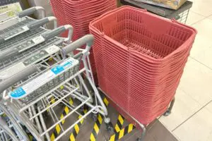 スーパーで買い物中に地震発生、必ず置いてある物が「頼れる盾」に早変わり 防災のプロも「強度がある」と推奨