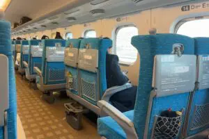 新幹線で危険な座り方する外国人、日本人の忠告ガン無視で物議　JR西日本は「怪我に繋がるので控えて」