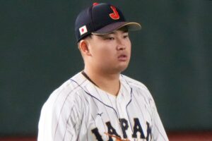 村上宗隆、天皇皇后両陛下退場時の“ガム噛み＆腕組み”に批判の声　「誰か教えてあげて」「これはダメ」