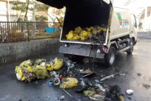 神奈川で収集中のゴミ袋が爆発、その中身が「危険すぎる」と話題　市は「10本のリチウムイオン電池」を確認