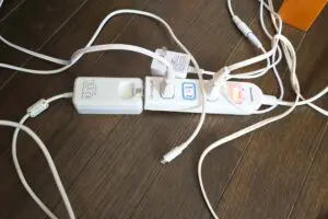 生活感だらけのコンセント周りに終止符　無印良品の「収納箱」で全部すっきり