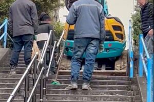 外国人作業員、都内公道の階段を重機で走行・破壊する姿が「信じられない」と物議 区は「原状回復を指示した」と回答