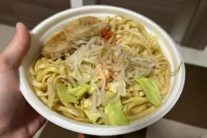 ファミマのラーメン、700円で成人女性の1日分カロリーが摂取可能 「完全にバカの飯」と称賛相次ぐ