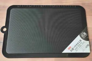 レシピ通りに料理したい人へ　ダイソーのまな板が「何センチ」の悩みを解決