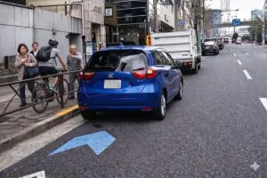 歩道走る自転車に歩行者が罵倒＆タイヤを蹴るトラブル　車道は路駐だらけで「どこを走れば…」波紋呼ぶ