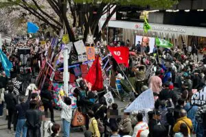 反戦呼びかけるデモの「とっとと死ね」プラカード表記が物議　「平和って何だろう」と話題に