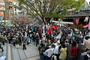 新宿で行われた平和求めるデモ、群衆の妨害で「救急車の活動に支障」と物議　東京消防庁に真偽を尋ねた
