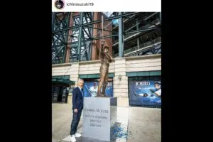 バット折れトラブルに見舞われたイチローが銅像と2ショット　完璧な「この像のポーズは…」裏側に言及