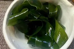 旬の生わかめはサッと茹でて和えるだけ けんた食堂の「ぬた」が春を感じるおいしさ