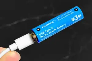 USB-C直挿し充電できる単3電池、ダイソーから登場　アウトドアの必需品だ