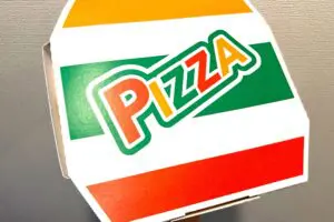 セブンイレブンのピザ、箱デザインが「架空のピザすぎる」と話題　セブン広報が「他社には不可能」な理由明かす