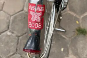 海外で見つかった日本の自転車、後輪のシールに目を疑う　「持ち主に届いて！」と話題に