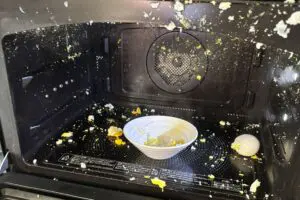 突如爆発した電子レンジ、その中身にゾッとした…　家電のプロは「殻を剥いたゆで卵も危険」と警告