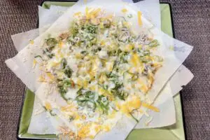 余った春巻きの皮は全部これ　フライパンだけで作れる「パリパリおつまみピザ」