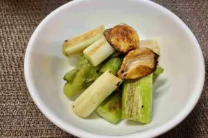 長ねぎだけでこんなに満足　じっくり焼くだけで甘いおつまみに変わる