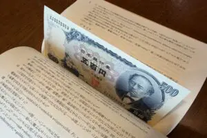 500円で買った古本、挟まっていた紙幣に目を疑う　「初めて見た…」と驚きの世代も