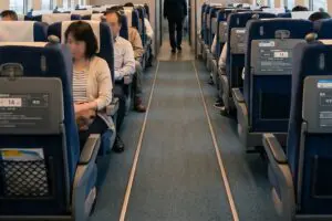 新幹線の通路に赤い血のようなものが…　「完全に事件でしょ」「ドキドキした 」正体に驚き