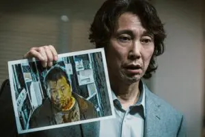 佐藤二朗の右手には「何も握られていなかった」…　ファミレス無差別殺人の防犯カメラに映った不可解な映像