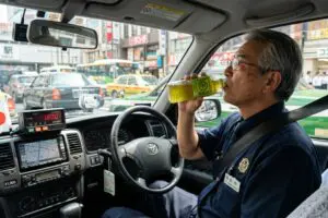 タクシー会社「水分補給を行う場合がございます」掲示に目を疑う 「なんでこんな当たり前の…」「嫌な世の中」