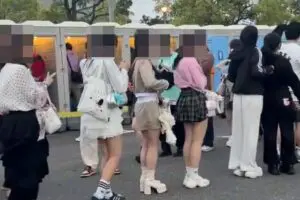 アイドルフェス会場の男子トイレ、外から丸見えで「人権が無い」と世界で炎上　隣は女性客の行列で「この世の地獄」と話題