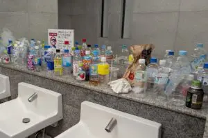 京都・伏見稲荷の公衆トイレ、観光客の酷すぎるマナーが物議　外国人の仕業？→日本人も酷かったと判明