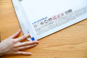 日本郵便おすすめ、レターパックの「綺麗な開け方」が最強だった カッター無しでここまで綺麗に…