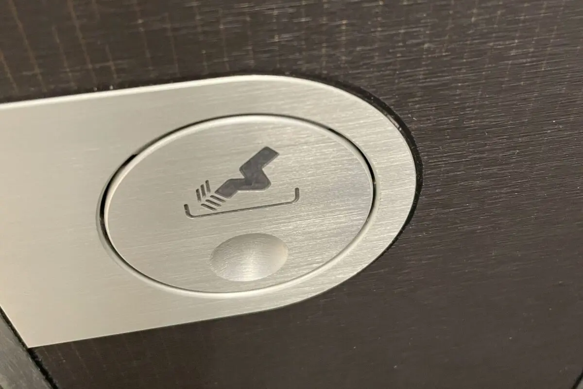 禁煙なはずの飛行機、トイレで灰皿発見され「どうして?」と乗客が困惑 設置の経緯をJALに聞いた
