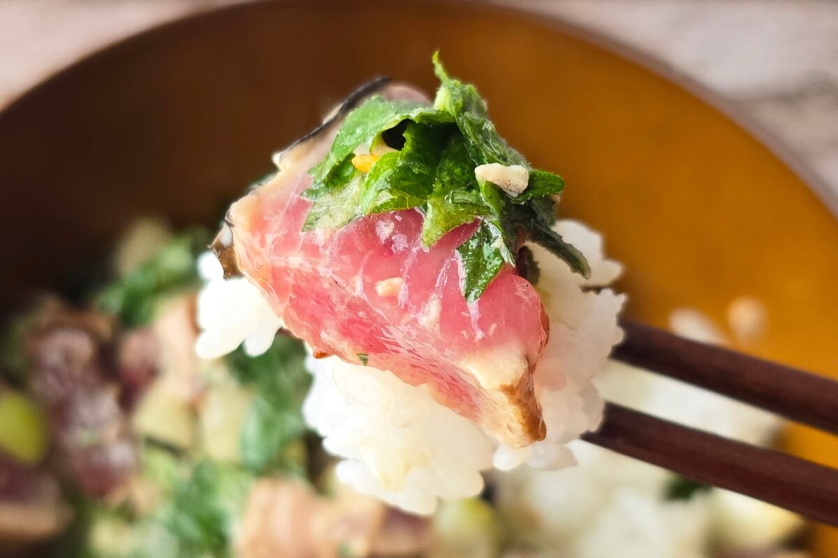 かつおのたたきと⽟ねぎのタルタル丼