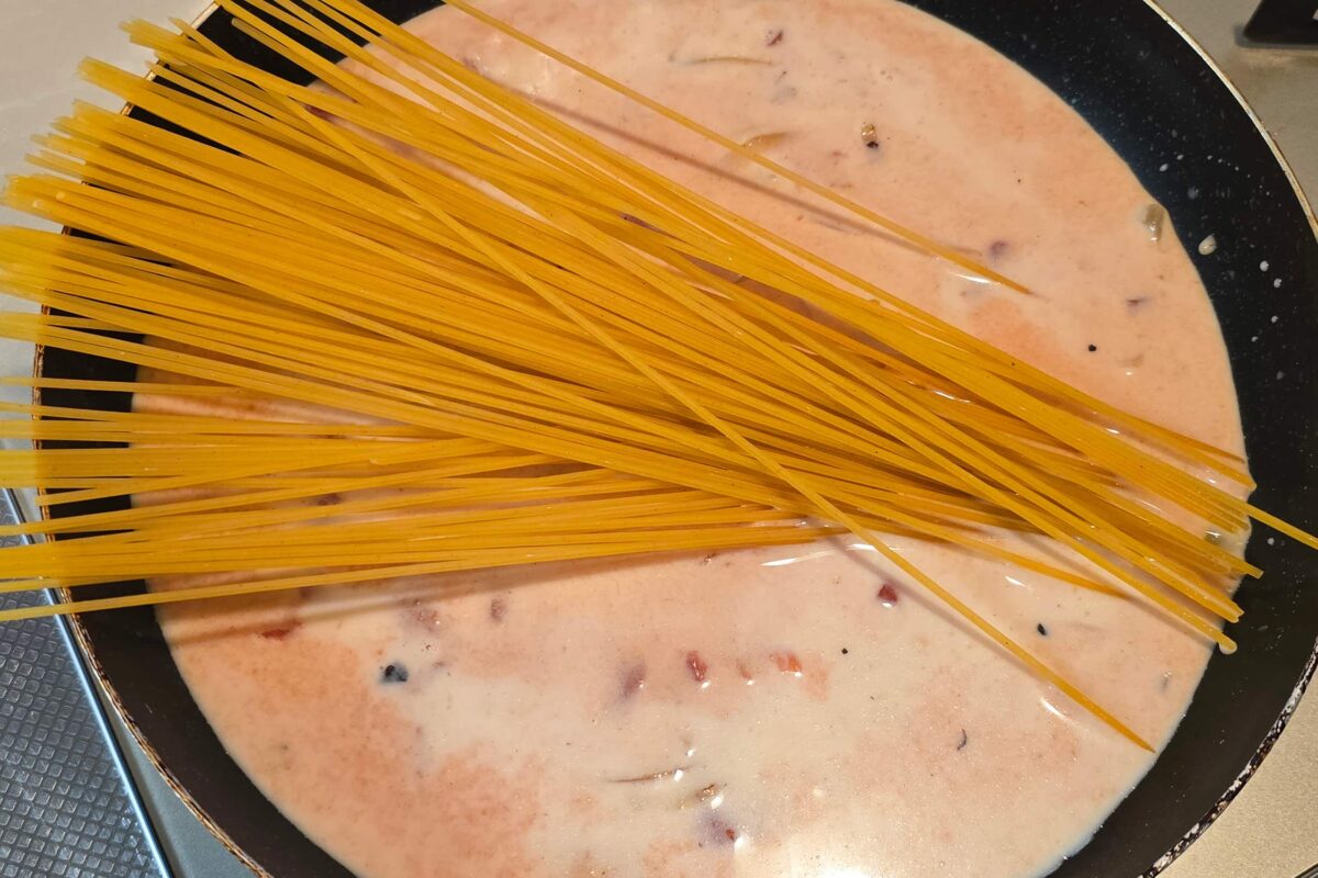 トマトクリームパスタ