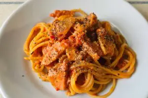 ロバート馬場、牛乳で作る「トマトクリームパスタ」が濃厚すぎる　ワンパンなのに沼る