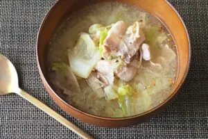 食べすぎた日にちょうどいい　キャベツたっぷりでも満足できる「旨味スープ」