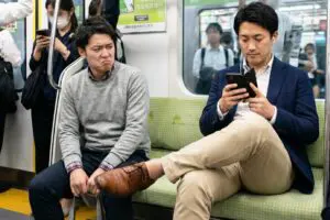 「足組む人の足を蹴る」芸人が電車マナーめぐるトラブルを報告し賛否勃発　どっちが悪いのか…