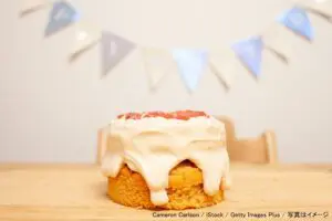 赤ちゃんの顔に何度もケーキ押し付け…　海外の流行を勘違いか「トラウマになる」「虐待だろ」怒りの声噴出