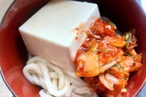 何もしたくない日はコレが最強　「冷凍うどん」に豆腐とキムチを混ぜるだけ