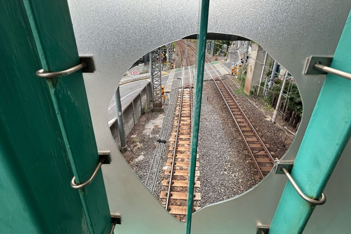 御坊坂こ線人道橋フェンスの穴