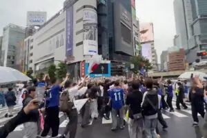 渋谷スクランブル交差点、W杯で騒ぐ様子が迷惑行為に見えるが… 「日本人らしい行動」に好感の声も