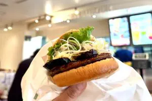 無料アレンジでレベチな味に　フレッシュネスバーガーの限定照り焼きバーガーを堪能