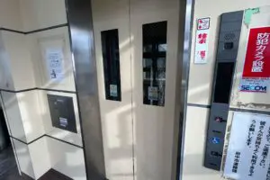 都内エレベーターの危険すぎる挙動に「死人が出るぞ」と驚きの声　府中市に「異変の原因」聞いた