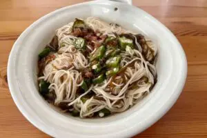 暑い日のそうめんは全部これがいい　梅ともずくの酸味でズルズルいける